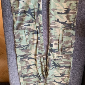 Military Cargos - Fickor vid lår på båda benen. Använd 5 gånger, köpt i 2023. Inga fläckar 