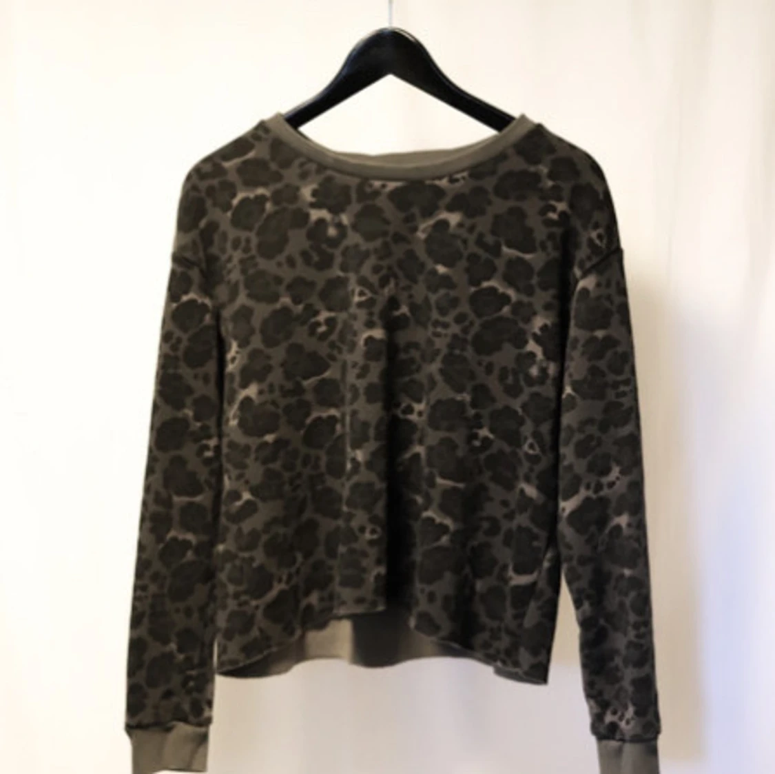 Brun leopardmönstrad tröja