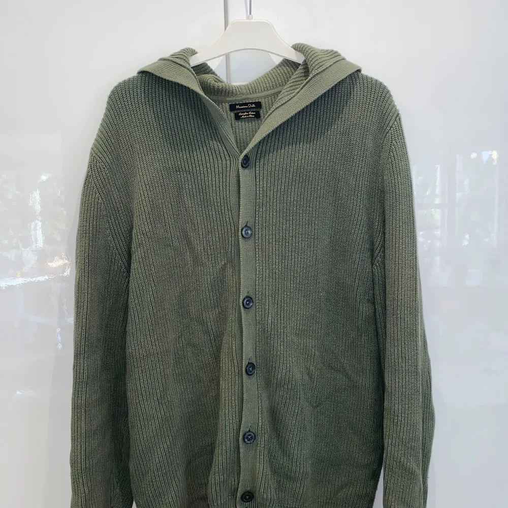 Säljer min gröna Massimo dutti cardigan för att den inte kommer till användning. Perfekt inför hösten, sparsamt använd skick 8/10. Nypris 2000kr. Hoodies.