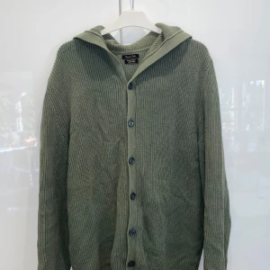 Massimo dutti cardigan - Säljer min gröna Massimo dutti cardigan för att den inte kommer till användning. Perfekt inför hösten, sparsamt använd skick 8/10. Nypris 2000kr