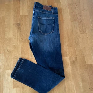 Tiger Of Sweden Pistolero - Halloj, säljer nu dessa tiger jeans! Info: Märke: Tiger of Sweden  Modell: Pistolero Cond: 9/10 Färg: Mörkare blå Storlek: 32/32  Tveka inte på att ställa frågor!  // SS 