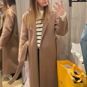 Filippa K Alexa Coat🤎 Nypris var 9400kr. Köpt i Stockholm för ca två år sedan. Knappt använd! Jättebra skick🤎 Perfekt nu till hösten och vintern🤎🍂❄️🍁