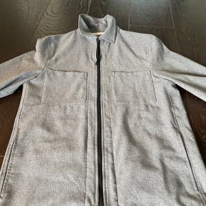 Zara overshirt - En snygg grå overshirt från Zara i storlek S.  den är bara testad så i princip oanvänd.  Hör av er vid några funderingar 😀 