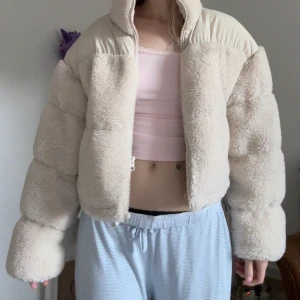 fluffig jacka - jätte mysig jacka från hm, i bra skick då jackan knappt är använd.