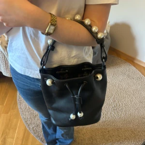 Svart handväska - Skit unik och fin väska med vita pärlor, inga defekter eller tecken på användning, som ny!
