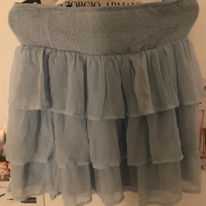 Ljusblå kort kjol  - Ljusblå kort kjol ifrån Vero Moda I jätte bra skick då jag knapt använt den. Den funkar utmärkt som både en kjol och en topp.