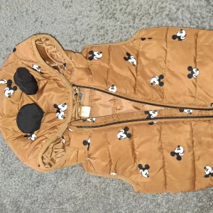 Barmväst 12-18m  - Fin väst från H&M luvan går att ta på och av lätt 