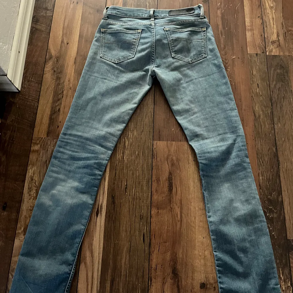 Lågmidjade jeans från Tiger of Sweden Väldigt bra skick Storlek W30 L32 men sitter som W28. Jeans & Byxor.