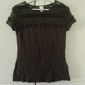 Mörkgrön spets t-shirt - Jättesöt mörkgrön t-shirt med spets.🤍 Säljer eftersom den inte används längre💗💗