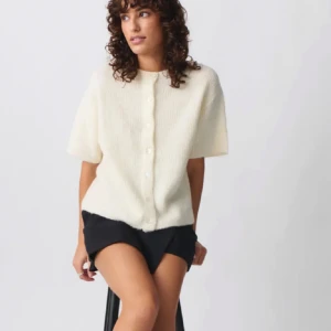 Gina kofta  - Slutsåld kofta från Gina, storlek xs men passar xxs och s också. Jättefint skick då den knappast är använd. Skriv för frågor. Pris kan diskuteras! ❤️❤️