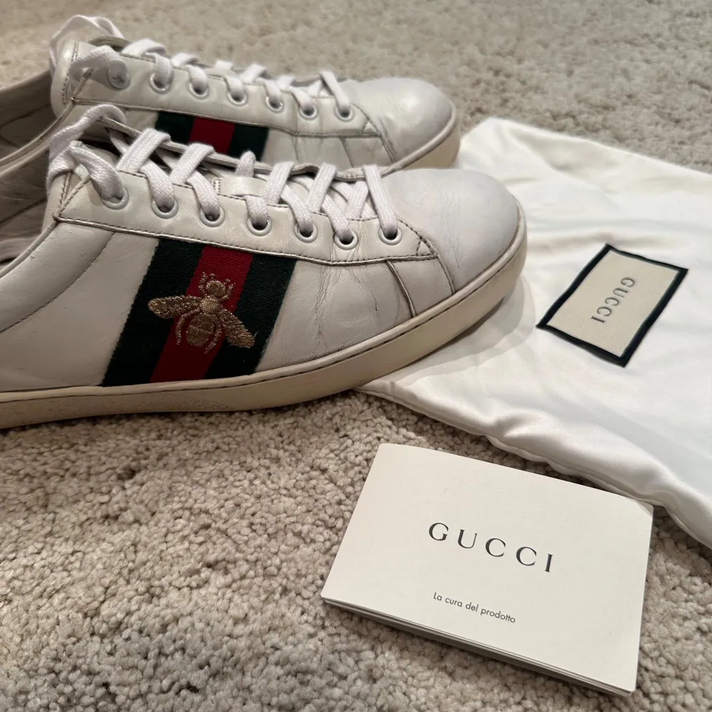 Gucci ace sneakers. Storlek 11 motsvarar 45. Skick 7/10 med dustbag och Gucci kort. Pris 1399kr. Skor.