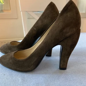 Acne mockapumps - Bruna mockapumps helt i skinn från Acne. Klackhöjd: 10,5 cm. 