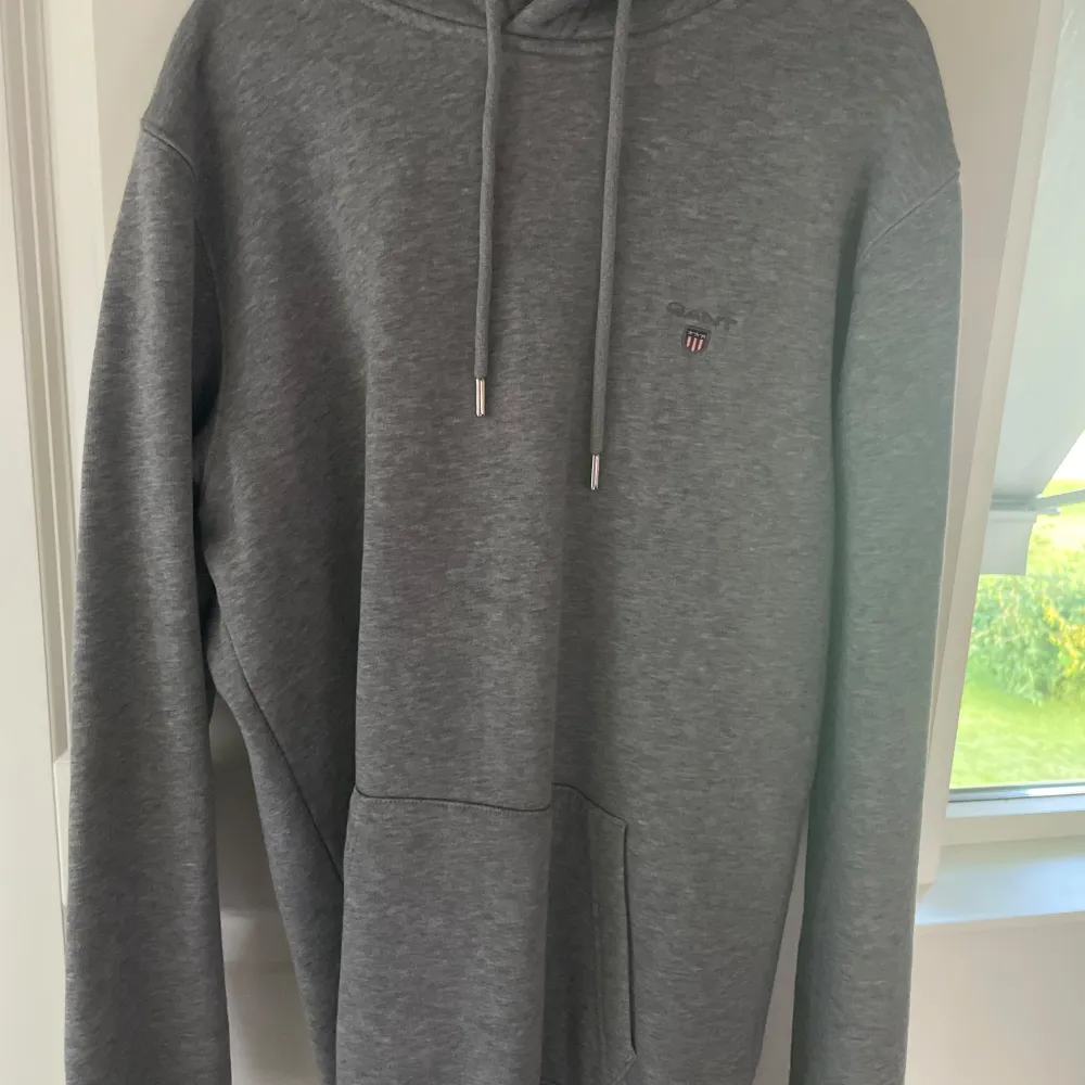 GANT hoddie   Material är 22% polyester och 78% bomull Storlek S  Skick är som nytt   Priset kan diskuteras . Hoodies.