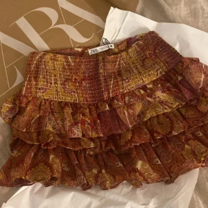 Zara volang kjol - Säljer denna populära volangkjolen från Zara i gott skick. Bilderna är lånade, men skickar såklart gärna fler bilder på kjolen vid behov. Kjolen är i storlek XS och kommer inte längre till användning.😊❤️🐒