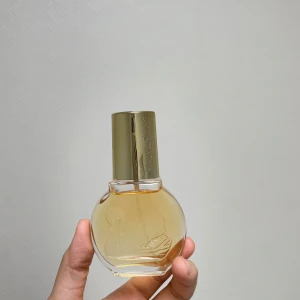 Guldparfymflaska med ingraverad design - Säljer min parfym med en vacker guldig kork och en unik ingraverad design på glaset. Perfekt för att ge en lyxig känsla till din parfymkollektion.