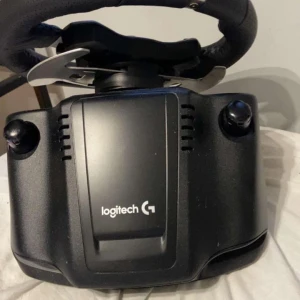 Logitech g920 - Säljer ratt bra skick typ inte använd jag bytte den mot vr men jag orkade inte koppla in den !