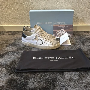 Philippe models  - Dessa Philippe models är i storlek 39 och passar 39,5. Köpta från Philippe models hemsida för 3800 ❌ mitt pris 2199✅. Hör av er vid frågor