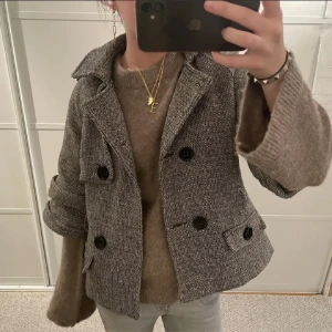 Trekvartsärmad jacka - Säljer denna jättefina och hostiga trekvartsärmade jacka som passar perfekt till hösten. Köpte den jär på plick och är nästan aldrig använd, (lånade bilder). 