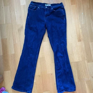 Lowwaist Levis jeans  - Jättesnygga lowwaist bootcut jeans från Levis med coola fickor! Säljer för att dem tyvärr blivit för korta. Midjemått: 41cm innerbenslängd: 76cm  Skriv gärna vid frågor!💕