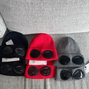 c.p. company mössa! - c.p. company mössa bästa kvalitet,  helt nya och fräscha. Jag har en själv och jag har inte hittat bättre. Finns i tre färger!