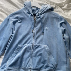 Juicy couture - Bra skick inget fel med de. Som helt ny. Storlek Xl men defenetivt mindre, skulle säga M-L. Köpt på plick innan. Pris kan diskuteras.