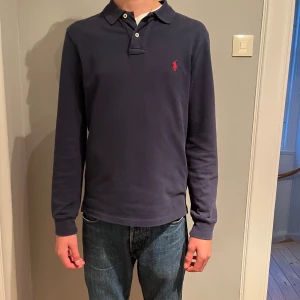 Polo Ralph lauren piké  - Säljer nu en långärmad piké från Polo Ralph Lauren. Skick 8/10. Nypris 1599. Mitt pris 459. Storlek s i slim fit. Hör av er vid frågor eller funderingar. 