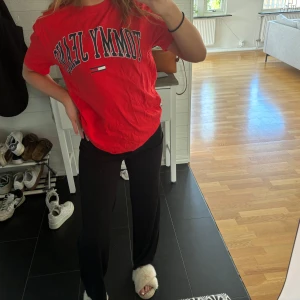 Tommy Hilfiger t-shirt - Hej hej! Säljer denna coola tröja i storlek XS/ S. Den är lite större i modellen😍 köpte för 599kr men säljer för 175kr.