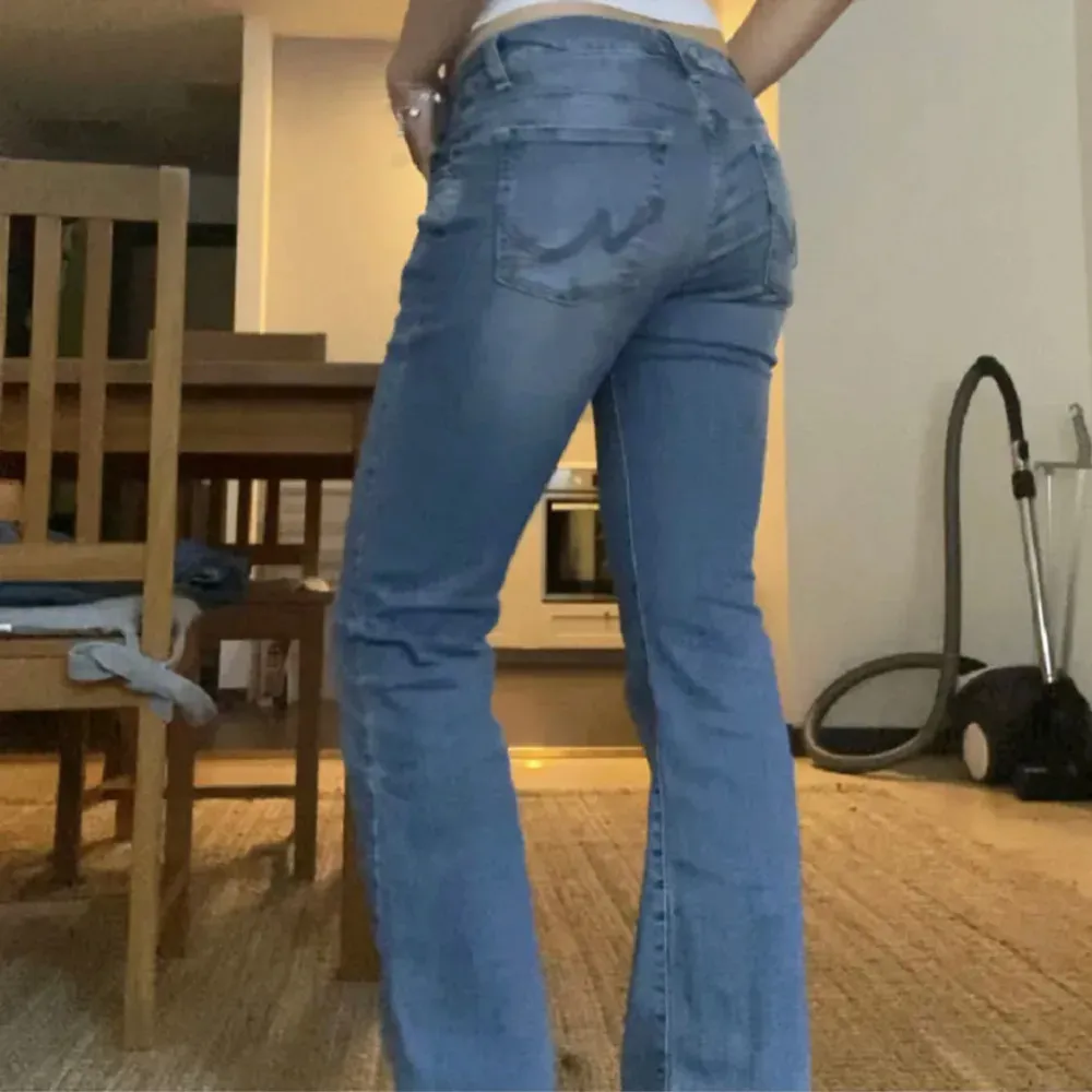 Sköna och snygga jeans low waist bootcut 💕w 26 passar mig i längden som är 163💕de är bara att trycka på köp nu 💕. Jeans & Byxor.