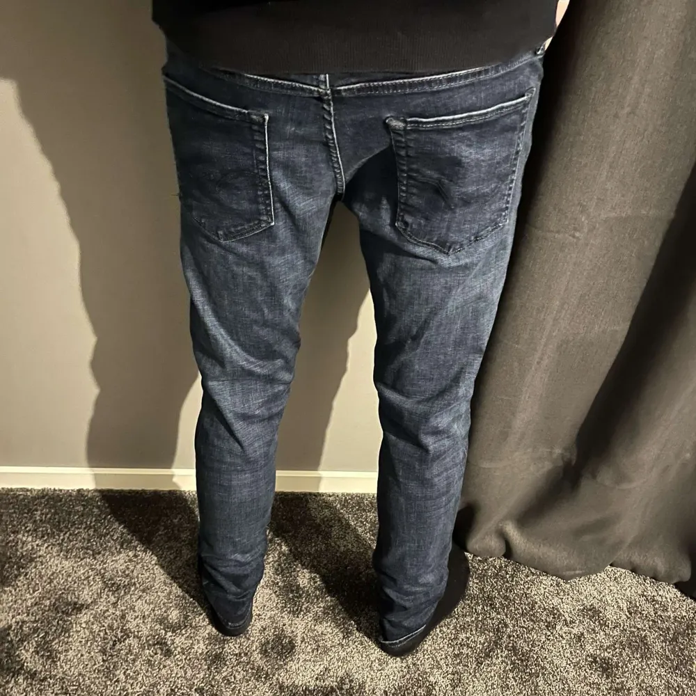 Säljer ett par tvär feta Jack&Jones jeans. Riktigt bra skick och inga skador. Hör av er om ni har frågor 😁31/32  Lägnd på modellen: 188cm. Jeans & Byxor.