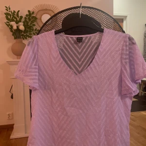 Lila blus - Lila blus som är helt ny. En enkel blus som man kan ha till dem flesta tillställningar. 