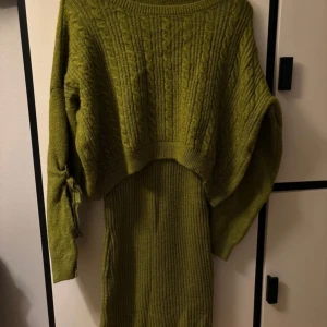 Oliv grön stickad klänning och tröja  - Mysig klänning och tröja! Har ingen etikett på. Den är stretchig så den funkar som S till L. Perfekt inför kallare tider🍁🍂😍