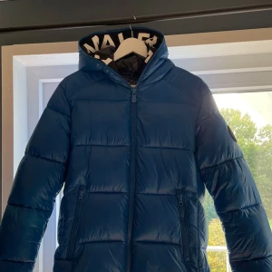 Save The duck vinterjacka  - Blå Save the duck jacka i storlek S. Perfekt nu till vintern. Bara använts en vinter, nypris ligger på 3800 kr. Snabba affärer kan jag diskutera pris 
