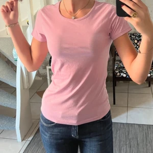 Topp - Fin T-shirt som knappt är använd💕