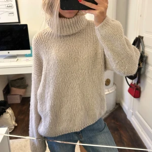 Stickad polotröja - Säljer denna super fina stickade tröjan som jag köpte i en liten butik i paris 