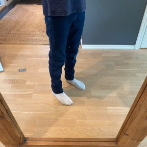 Replay jeans - Mörk blå replay jeans, skick 7/10. Passar bra för någon som är typ 165-170 cm lång