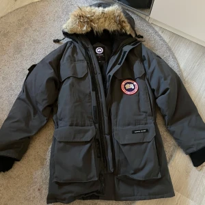 canada gooes jacka  - super snygg canada gooes jacka som passar perfekt nu när de börjar bli kallt. Den är mycket varm att ha under vintern! 