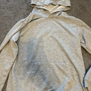 Grå hoodie  - Säljer en grå väldigt tunn hoodie i storlek 13-14 år. Den är supermjuk och perfekt för både skola och chill hemma. Helt ny. 