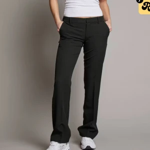 Low waist kostymbyxor bikbok - superfina med slits, stl. 40 små i storleken så passar nog en 36/38 beroende på! Dem har även slits 🥰