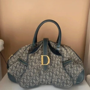 Dior Vintage Bag  - En sällsynt och fin Dior Vintage bag i modellen - ”Saddle Bowler” 