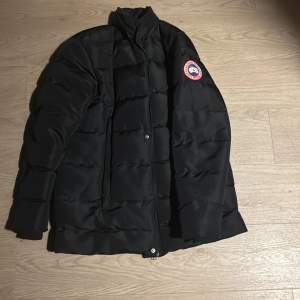 Jag säljer min Canada goose jacka eftersom att jag inte använder den längre, luvan är borta så jag behöver sälja den billigare.. orginalpris 11.999kr (kvittot finns)