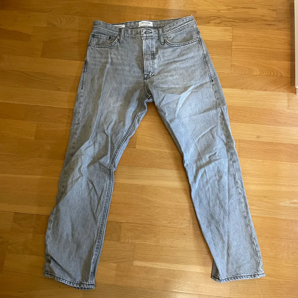 Gråa jeans från Jack&Jones i storlek 29/30. Lite loose fit, straight leg. Jeans & Byxor.