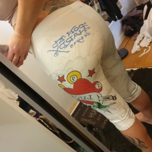 Vita leggings från Ed Hardy - Säljer ett par vita leggings från Ed Hardy. De har en tight passform och är perfekta för en avslappnad stil. Materialet är mjukt och stretchigt, vilket gör dem bekväma att bära hela dagen. Jag tycker dom är som S i storlek.