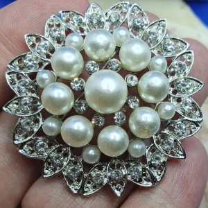 Klassisk brosch med pärlor & kristaller - Den här klassiska broschen med pärlor och kristaller är ca 5 × 5 cm.
