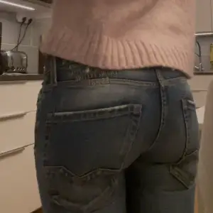 Skitsnygga Replay jeans, de är omsydda till lågmidjade men den sömmen var dåligt gjord och har börjat gå upp (skulle bara behövas sys en ny söm över). De är i en fin blå färg och har en snygg text i bak, även en liten slitning på knät💕gissar strlk 24