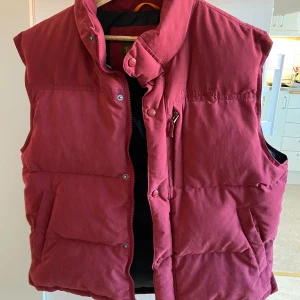 Vintage Väst/Jacka - Timberland - Storlek: L Bör passa någon mellan 175-185cm lång, normalbyggd.   Helt i nyskick 🙏 Legat i min garderob och använts väldigt sparsamt, inga tecken på användning.  Har en dragkedja vid bröstet och 2 öppna fickor. 