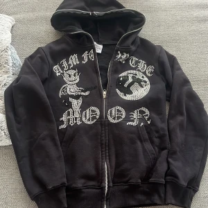 Aim for the moon hoodie - Hej, jag säljer en full zip hoodie som är skön och unik. Storleken är xs och passar dig som är 170-175. Tröjan har tappat stenar på nåt ställe (se bild) därav lågt pris annars är skicket super bra 😊 