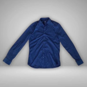 Armani Skjorta - Stilig Armani skjorta i väldigt bra skick. Storlek S Pris kan diskuteras vid snabb affär !