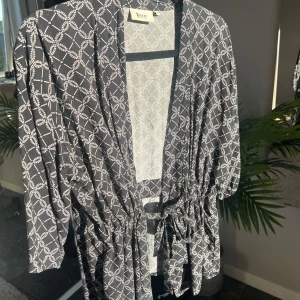 Söt kofta - Söt kofta i fint mönster. Tunn och lätt. Snygg över ett linne.