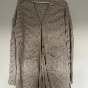 Stickad Odd Molly kofta - Grå/ beige stickad tröja från Odd Molly🧸🤍 50% bomull 25% Ull 25% Nylon <3 Odd Mollys storlek 2= Medium  Knappt använd!