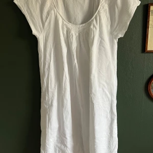 Vit klänning  - Knälång vit klänning☁️🎀 Kjolen har två lager! <3 Knappt använd!